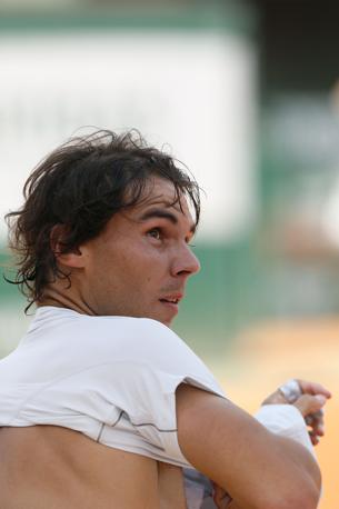 Roland Garros, secondo giorno di quarti di finale: Nadal contro Wawrinka d vita a un mini-spogliarello cambiandosi la maglia durante un break. Afp